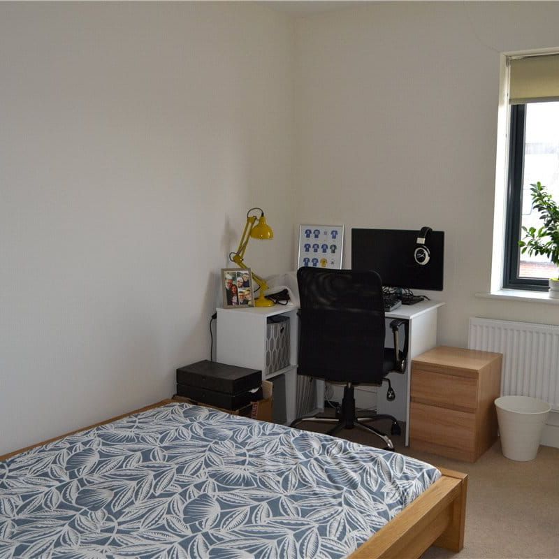 Top floor apartment with rooftop views over Newbury, in the heart of the town centre - Photo 1