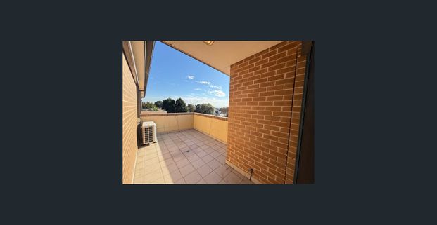 Spacious 1 Bedroom Unit with wrap around Balconies - Photo 1