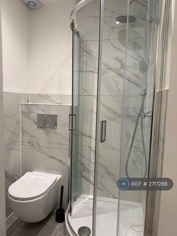 1 bedroom in a flat share to rent - Photo 4