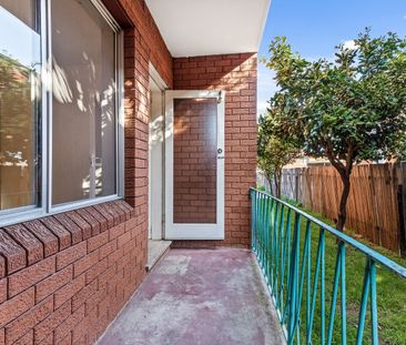 Two bedroom apartment in convenient location - Photo 1