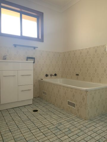 Within walking distance of shops, schools, public transport and parks. - Photo 4