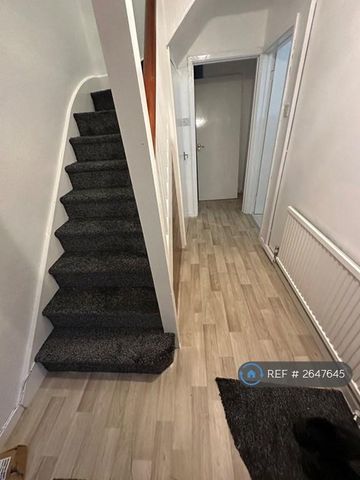 3 bedroom semi-detached house to rent - Photo 2