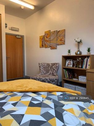 1 bedroom in a flat share to rent - Photo 1