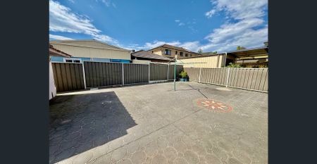 FRESHLY PAINTED 4 BEDDER BRICK HOUSE - NO LAWN MOWING WORK - Photo 5