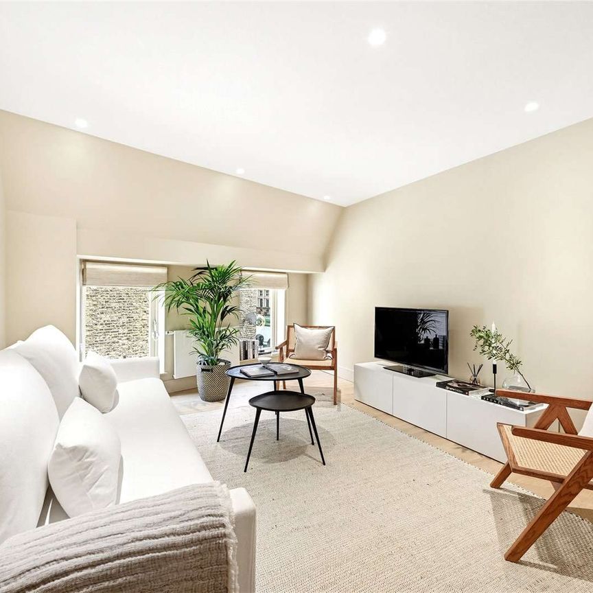 A light filled mews house in South Kensington with a contemporary, stylish finish. - Photo 1