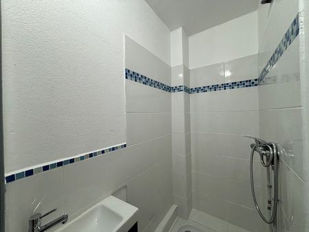 Location Appartement 5 pièces 70m² LES ABYMES 97139 - Photo 5