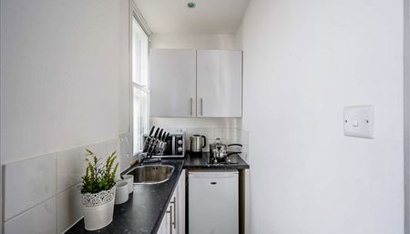 Sixth Floor Large Studio Apartment in Mayfair, London, W1J 5NA - Photo 3