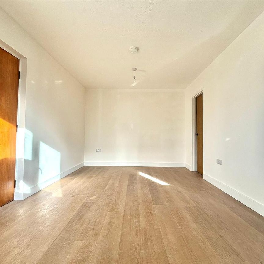 Brendon Close, Harlington, UB3 - Photo 1