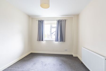 Available unfurnished now - Photo 5