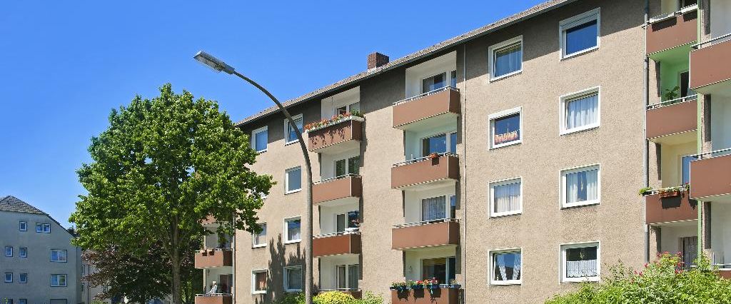 Wir haben für Sie renoviert! Schicke Erdgeschosswohnung mit neuem Laminatboden und Balkon - Photo 1