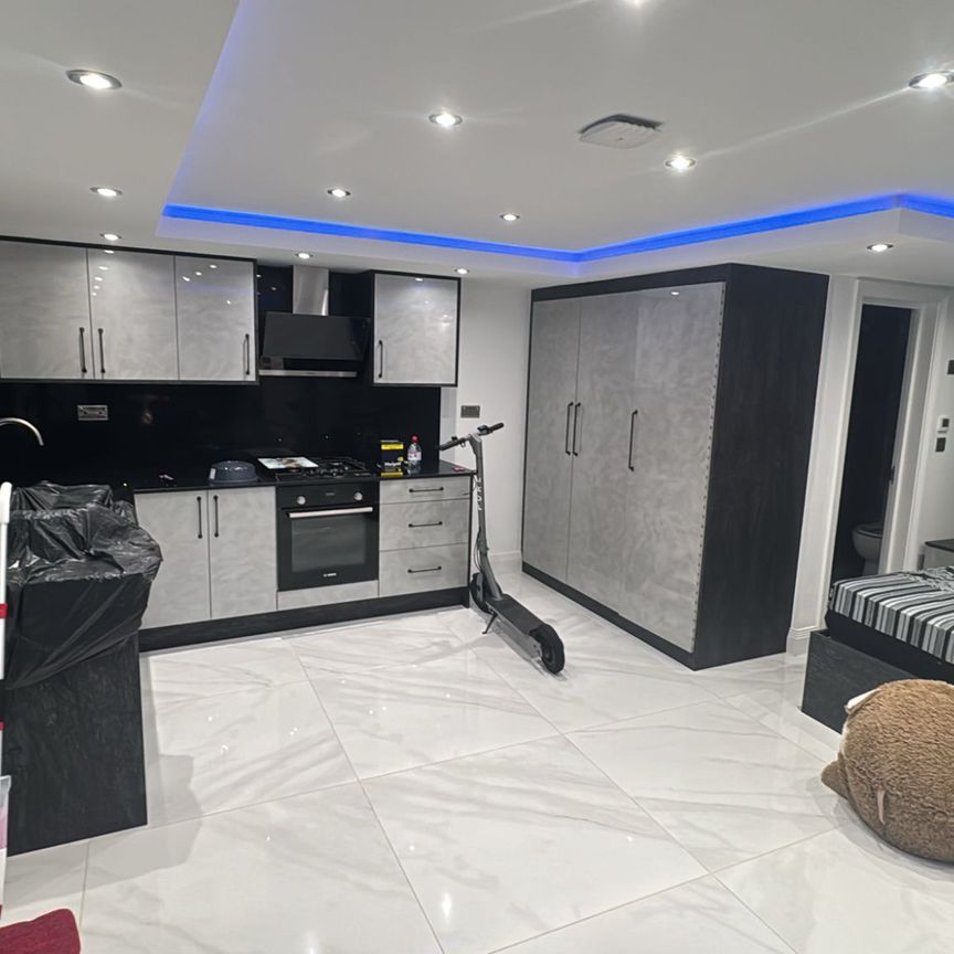 The Crossways, Greater London, TW5 - Photo 1