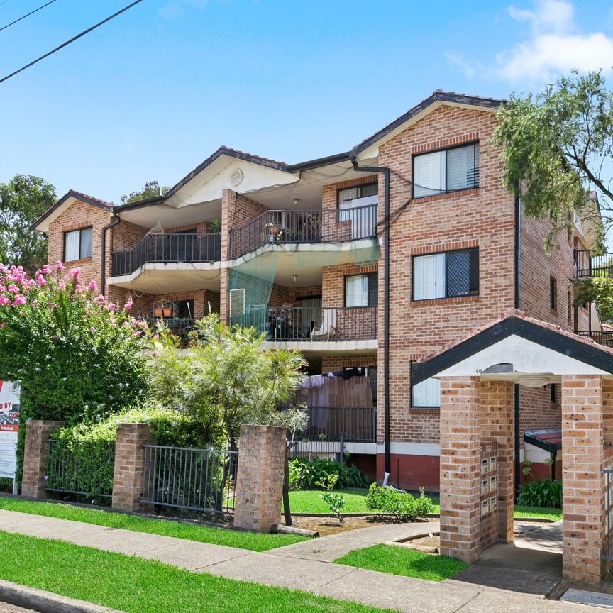 Air-Conditioned Two-Bedroom Unit with Ensuite, Gas Cook-Top and Single Garage! - Photo 1