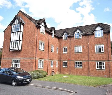 A wonderful top floor two bedroom flat - Photo 2