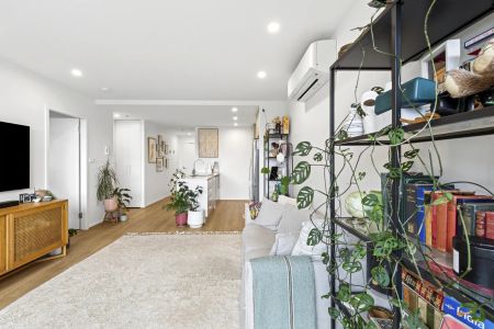 Stylish one bedroom apartment in the hear of Woden with a gym and pool in the complex! - Photo 3