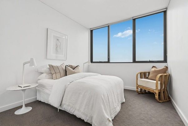 Architecturally Designed, Luxuriously Modern, Centrally Positioned And Expansive Three Bedroom + Study Nook, Two Bathroom Oasis - Photo 1