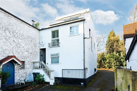 A charming two bedroom apartment with balcony in Ascot. - Photo 5