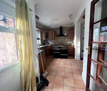 4 bedroom end of terrace house to rent - Photo 1