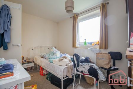 1 bedroom in a flat share to rent - Photo 5