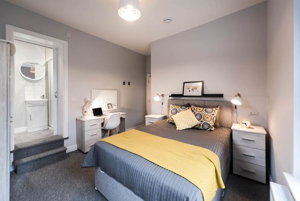 Luxury, modern, spacious newly refurbished rooms in Farmworth - Photo 1