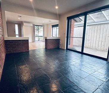 Comfortable Two-Bedroom Unit with Private Courtyard - Photo 2