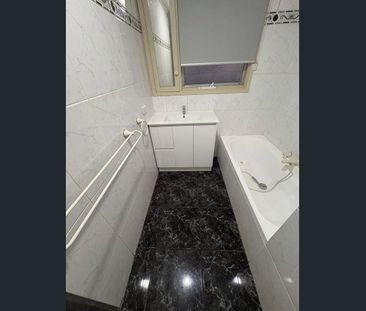 Room with shared bathroom near Glen shopping centre and train station - Photo 5