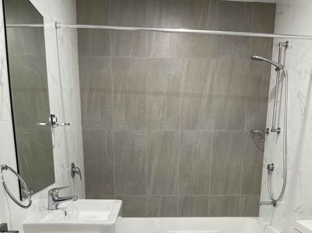 Well presented 2 bedroom apartment - Photo 2