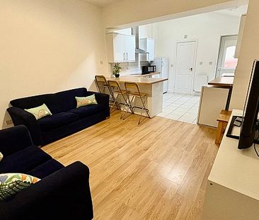 Fantastic 5 bedroom student property with 3 modern bathrooms - Photo 4