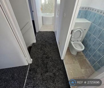 4 bedroom semi-detached house to rent - Photo 4