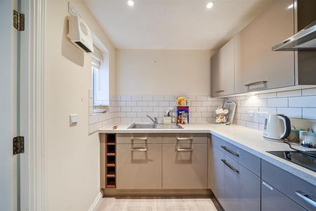 Astonia Lodge, Stevenage - Photo 5