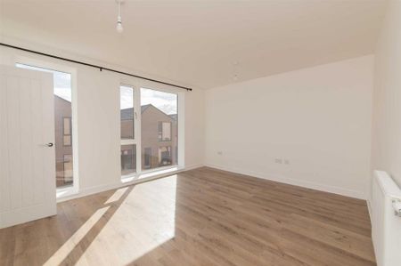 4 bedroom detached house to rent - Photo 2