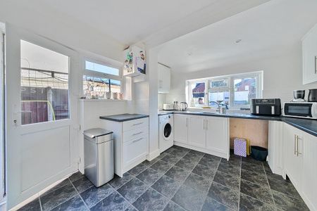 3 bedroom semi-detached house to rent - Photo 2