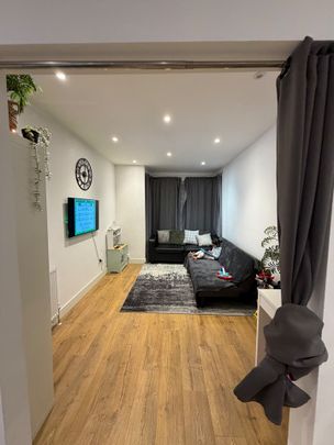 Room in a Shared Flat, Dersingham Avenue, E12 - Photo 1