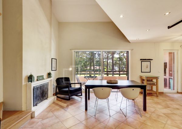 Apartamento T1+1 mobilado e com varandas, no condomínio da Herdade da Aroeira