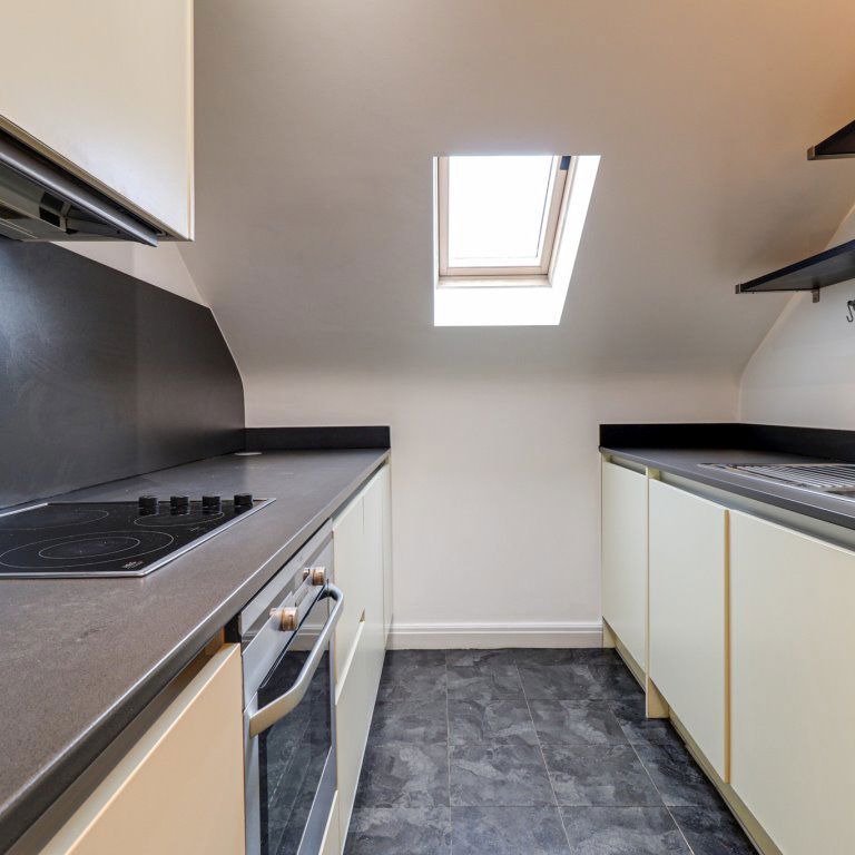 A 1 Bedroom Flat in Leckhampton GL50 2DP - Photo 1