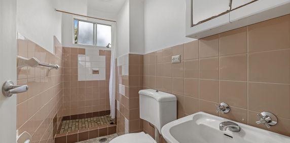 Ideally Located Apartment With Car Space - Photo 2