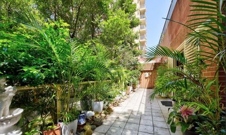 HUGE APARTMENT WITH GARDEN - CHOICE OF FURNISHED OR UNFURNISHED - Photo 4