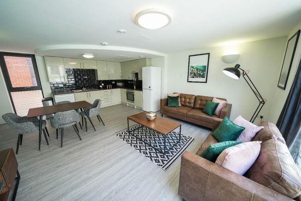4 bedroom flat to rent - Photo 1
