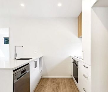 Beautiful 3-Bedroom in Te Atatu Peninsula - Photo 3