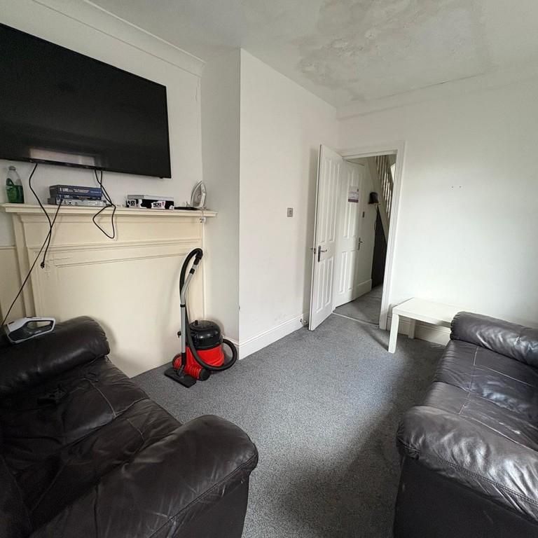 5 bedroom semi-detached house to rent - Photo 1