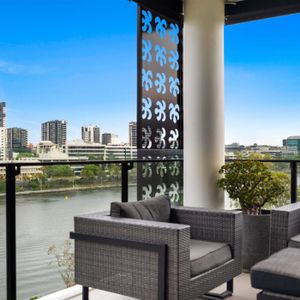 Fully Furnished River Front Two Bedroom Apartment with Two Car Parks - Photo 3