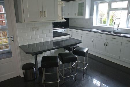 4 bedroom end of terrace house to rent - Photo 4