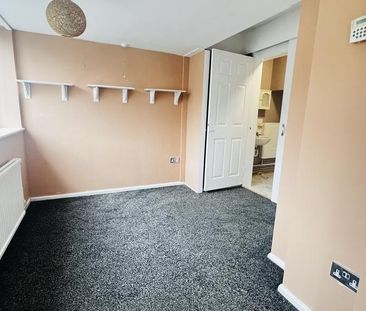 4 bedroom semi-detached house to rent - Photo 4