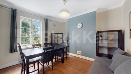 Stylish 3 Bedroom Flat on Quiet Residential Street - Photo 3