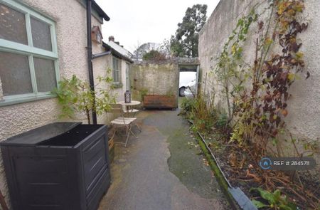 2 bedroom terraced house to rent - Photo 4