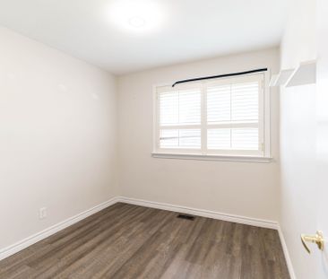 For Lease - 365 Sandhurst Drive, Oakville, Ontario - Photo 2