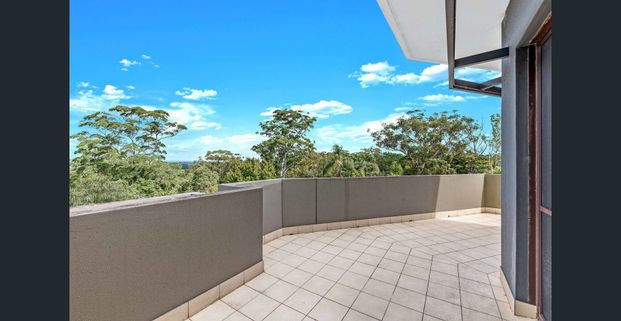 Spacious & Bright Apartment - Photo 1