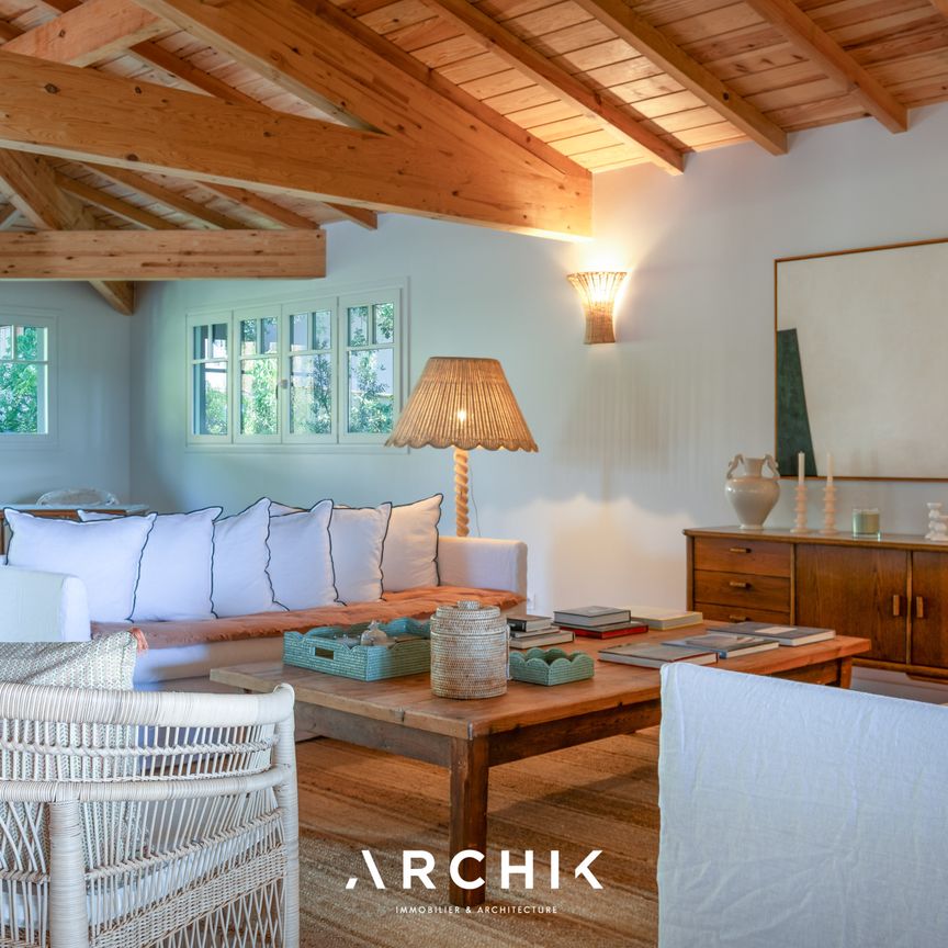 Architecture balnéaire inspirée du style néo-colonial, cette maison d'environ 250 m2 occupe un beau terrain de 1 300 m2, offrant une vue exceptionnelle sur le Bassin. - Photo 1