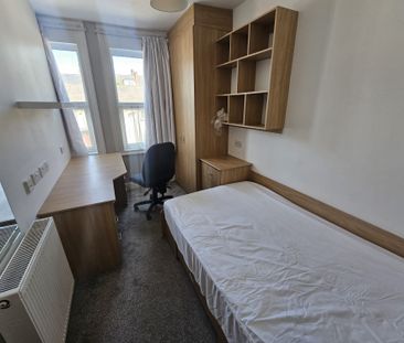 5 Bed - 8 Walmsley Road, Hyde Park, Leeds - LS6 1NG - Student - Photo 4