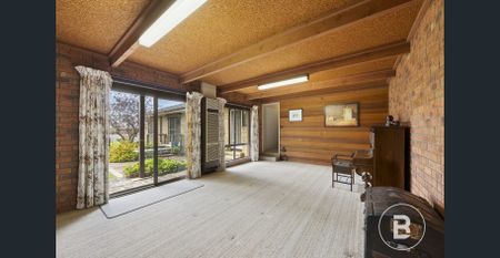 LIGHT-FILLED FAMILY HOME WITH EXPANSIVE BACKYARD IN GREAT LOCATION - Photo 2