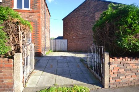 3 bedroom end of terrace house to rent - Photo 2